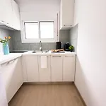 110 - Beachside Renovated 1br 5 Min From