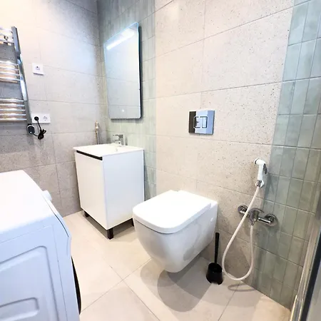 110 - Beachside Renovated 1br 5 Min From *