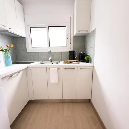 110 - Beachside Renovated 1br 5 Min From